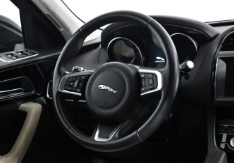 Подержанный автомобиль Jaguar F-Pace 2019 года (15 фото)