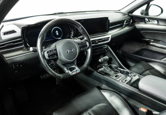 Подержанный автомобиль Kia K5 2021 года (11 фото)