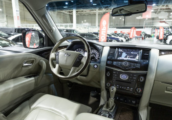 Подержанный автомобиль Infiniti QX80 2014 года (18 фото)