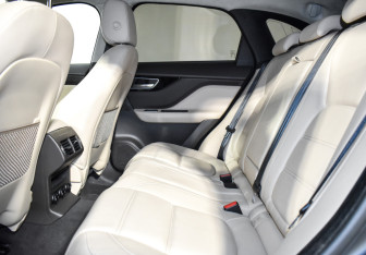 Подержанный автомобиль Jaguar F-Pace 2019 года (13 фото)