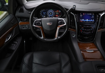Подержанный автомобиль Cadillac Escalade Suv 2018 года (11 фото)