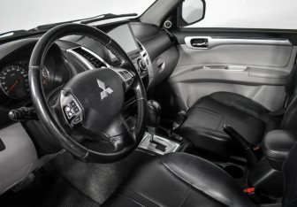 Подержанный автомобиль Mitsubishi Pajero Sport 2013 года (9 фото)