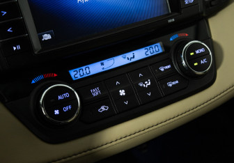 Подержанный автомобиль Toyota RAV4 2017 года (18 фото)