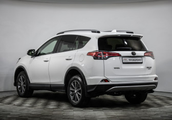 Подержанный автомобиль Toyota RAV4 2015 года (7 фото)