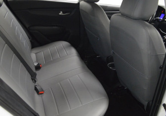 Подержанный автомобиль Kia Rio Hatchback 2018 года (12 фото)