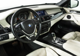 Подержанный автомобиль BMW X5 2010 года (11 фото)