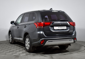 Подержанный автомобиль Mitsubishi Outlander 2019 года (7 фото)
