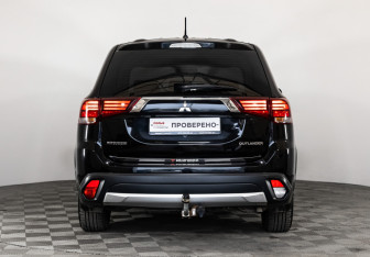 Подержанный автомобиль Mitsubishi Outlander 2015 года (6 фото)