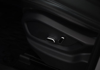 Подержанный автомобиль Hongqi HS3 2024 года (24 фото)