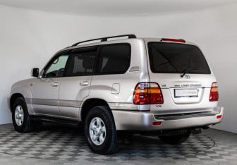 Подержанный автомобиль Toyota Land Cruiser Suv 1999 года (7 фото)