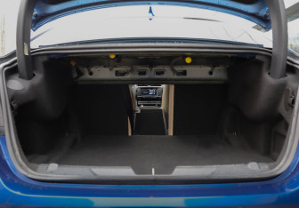 Подержанный автомобиль Jaguar XE 2015 года (33 фото)