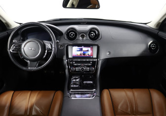 Подержанный автомобиль Jaguar XJ 2016 года (37 фото)