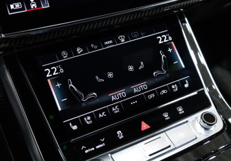 Подержанный автомобиль Audi Q8 2023 года (24 фото)