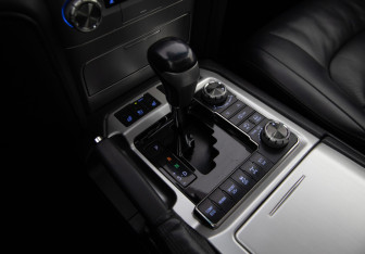 Подержанный автомобиль Toyota Land Cruiser Suv 2016 года (15 фото)