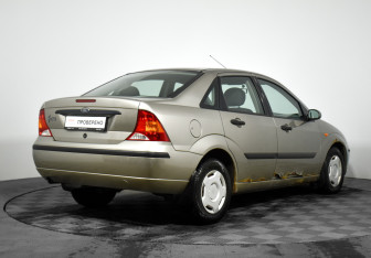 Подержанный автомобиль Ford Focus Sedan 2004 года (5 фото)