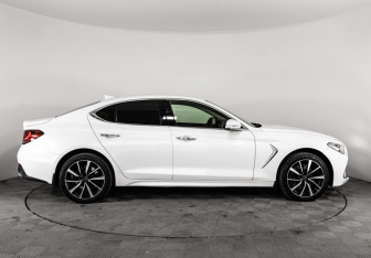 Подержанный автомобиль Genesis G70 2019 года (5 фото)
