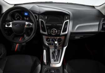 Подержанный автомобиль Ford Focus Hatchback 2013 года (15 фото)