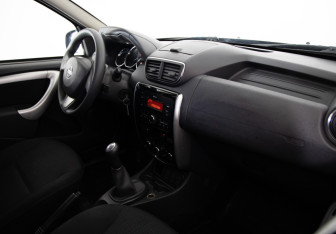 Подержанный автомобиль Nissan Terrano 2019 года (10 фото)