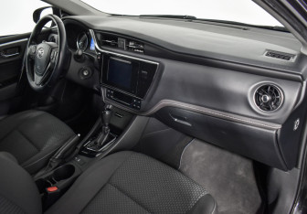 Подержанный автомобиль Toyota Corolla Sedan 2016 года (12 фото)