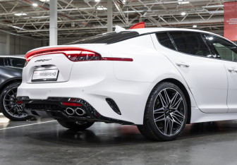 Подержанный автомобиль Kia Stinger 2023 года (9 фото)