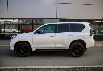 Подержанный автомобиль Toyota Land Cruiser Prado 2014 года (7 фото)