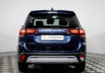 Подержанный автомобиль Mitsubishi Outlander 2021 года (6 фото)
