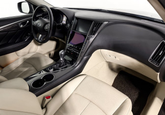 Подержанный автомобиль Infiniti Q50 2015 года (13 фото)