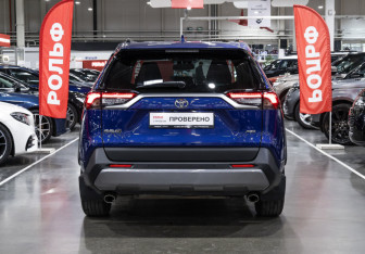 Подержанный автомобиль Toyota RAV4 2021 года (9 фото)