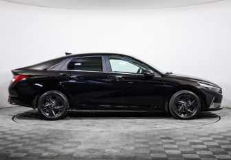 Подержанный автомобиль Hyundai Elantra Sedan 2021 года (4 фото)