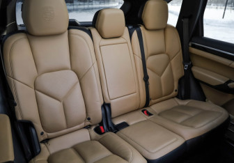 Подержанный автомобиль Porsche Cayenne 2015 года (31 фото)