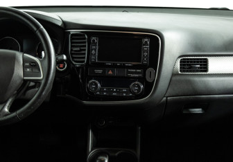 Подержанный автомобиль Mitsubishi Outlander 2013 года (14 фото)
