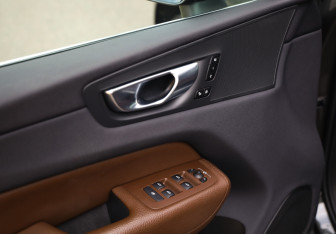 Подержанный автомобиль Volvo XC60 2021 года (28 фото)
