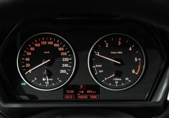 Подержанный автомобиль BMW X1 2015 года (12 фото)