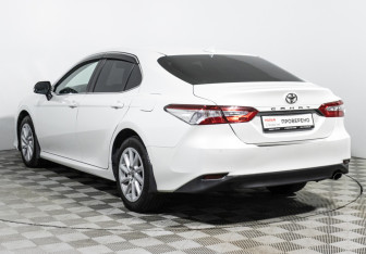 Подержанный автомобиль Toyota Camry Sedan 2022 года (7 фото)