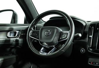 Подержанный автомобиль Volvo XC40 2018 года (15 фото)