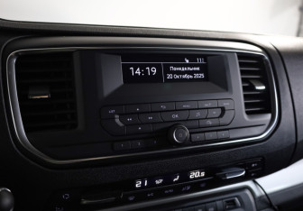 Подержанный автомобиль Peugeot Traveller 2021 года (16 фото)