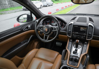Подержанный автомобиль Porsche Cayenne 2015 года (13 фото)