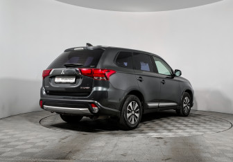 Подержанный автомобиль Mitsubishi Outlander 2018 года (5 фото)