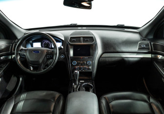 Подержанный автомобиль Ford Explorer 2018 года (13 фото)