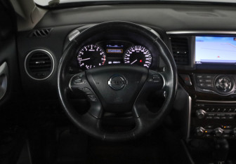 Подержанный автомобиль Nissan Pathfinder 2015 года (10 фото)