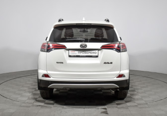 Подержанный автомобиль Toyota RAV4 2017 года (6 фото)