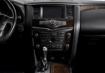 Подержанный автомобиль Nissan Patrol 2014 года (15 фото)