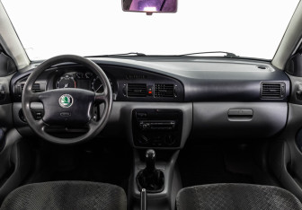 Подержанный автомобиль Skoda Octavia Liftback 2001 года (10 фото)