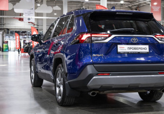 Подержанный автомобиль Toyota RAV4 2021 года (10 фото)
