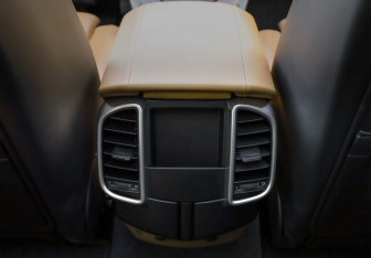 Подержанный автомобиль Porsche Cayenne 2015 года (38 фото)