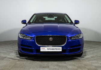 Подержанный автомобиль Jaguar XE 2016 года (2 фото)