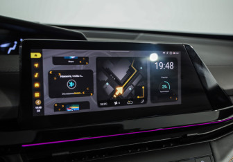 Подержанный автомобиль Changan UNI-V 2023 года (13 фото)