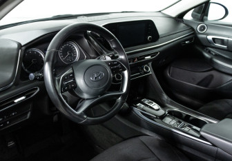 Подержанный автомобиль Hyundai Sonata 2021 года (11 фото)