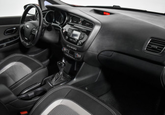 Подержанный автомобиль Kia Ceed Hatchback 2015 года (14 фото)