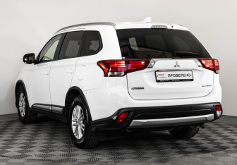 Подержанный автомобиль Mitsubishi Outlander 2018 года (7 фото)